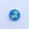 Bouton rond fond bleu chien Bouton rond fond bleu chien